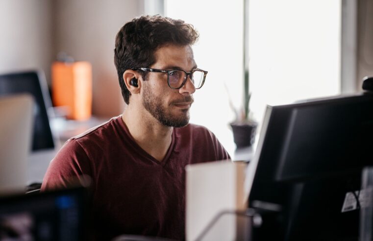 Mercado de trabalho no Brasil registra recorde de ocupação e novas regras de compliance em 2026