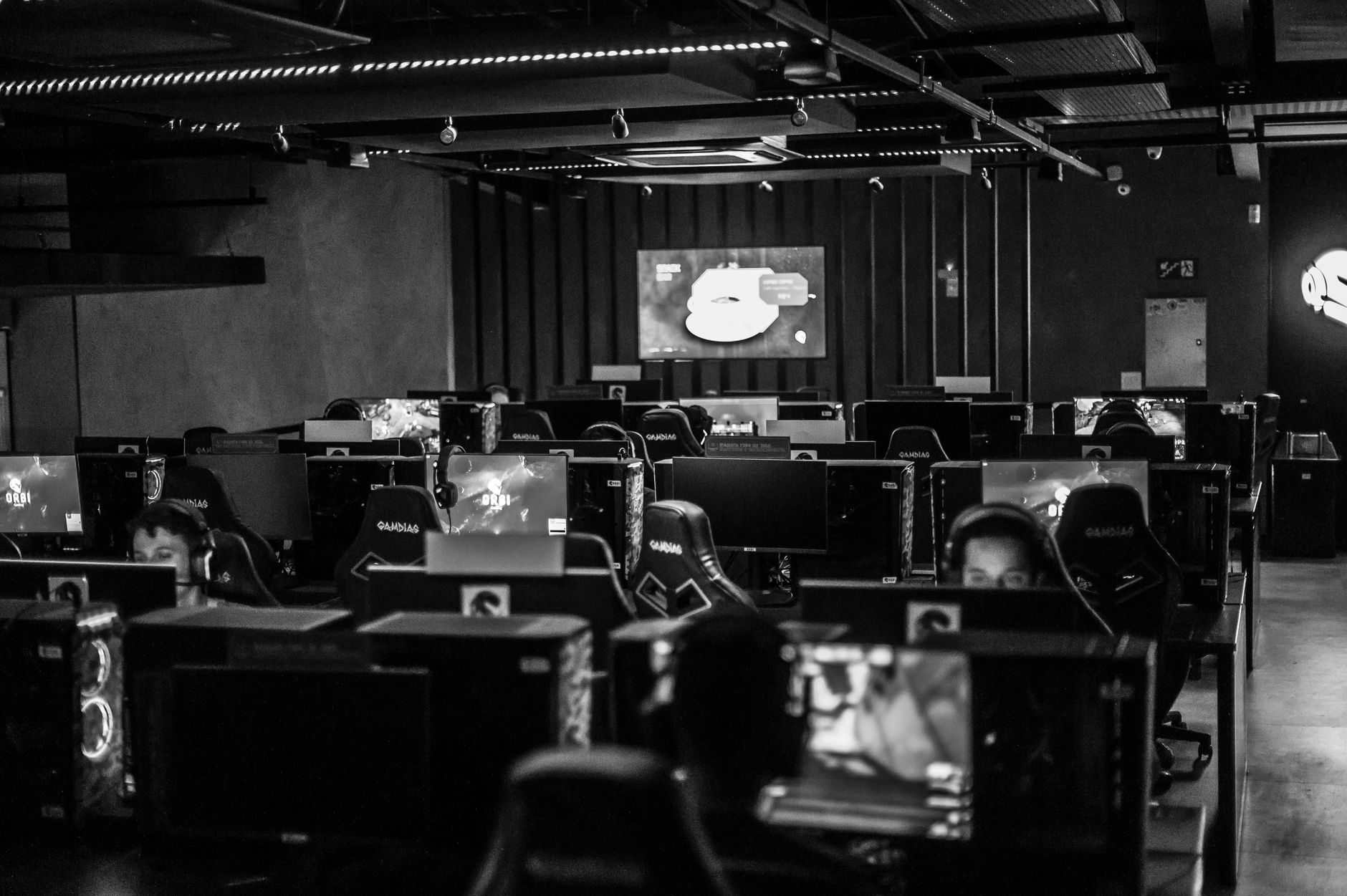 Cenário de esports no Brasil ganha força em 2026 com expansão de torneios presenciais e investimentos globais